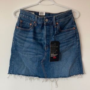 LEVI’S high rise deconstructed skirt • SIZE 27 •